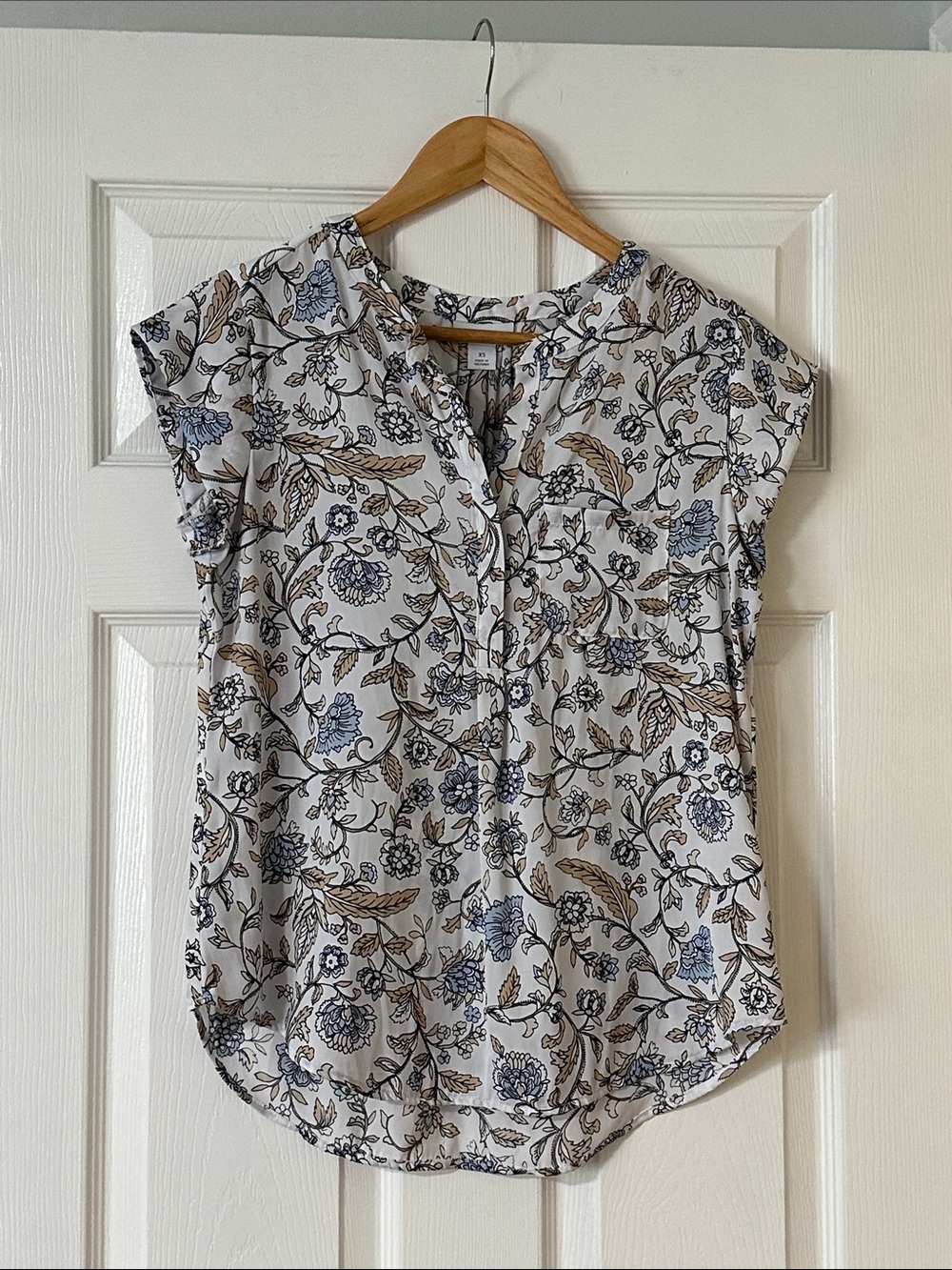 Liz Claiborne White Cap-Sleeve Blouse with Blue & Tan Floral Print
